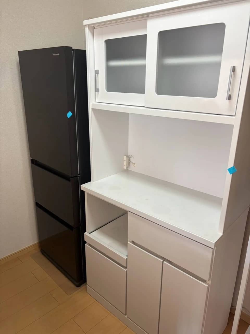 冷蔵庫と白い食器棚の様子