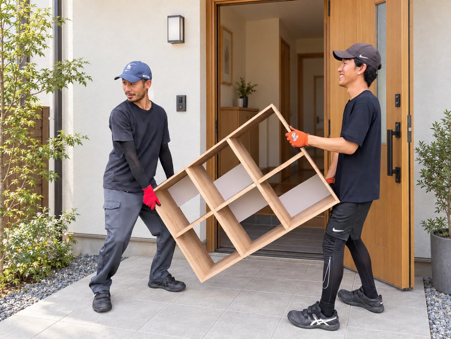 2人で棚を運ぶアトムズのスタッフ