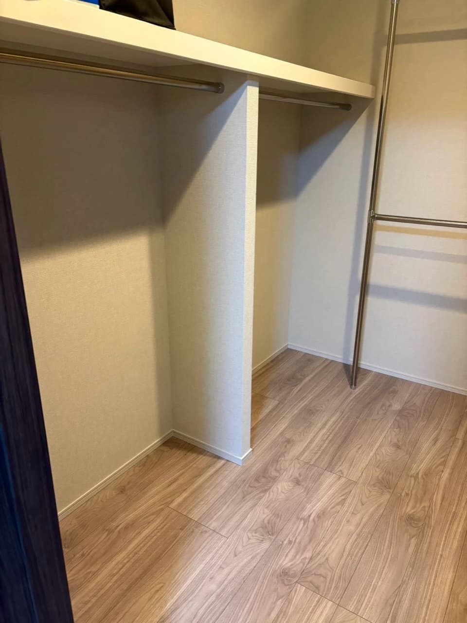 洋服を取り出した後の収納内部