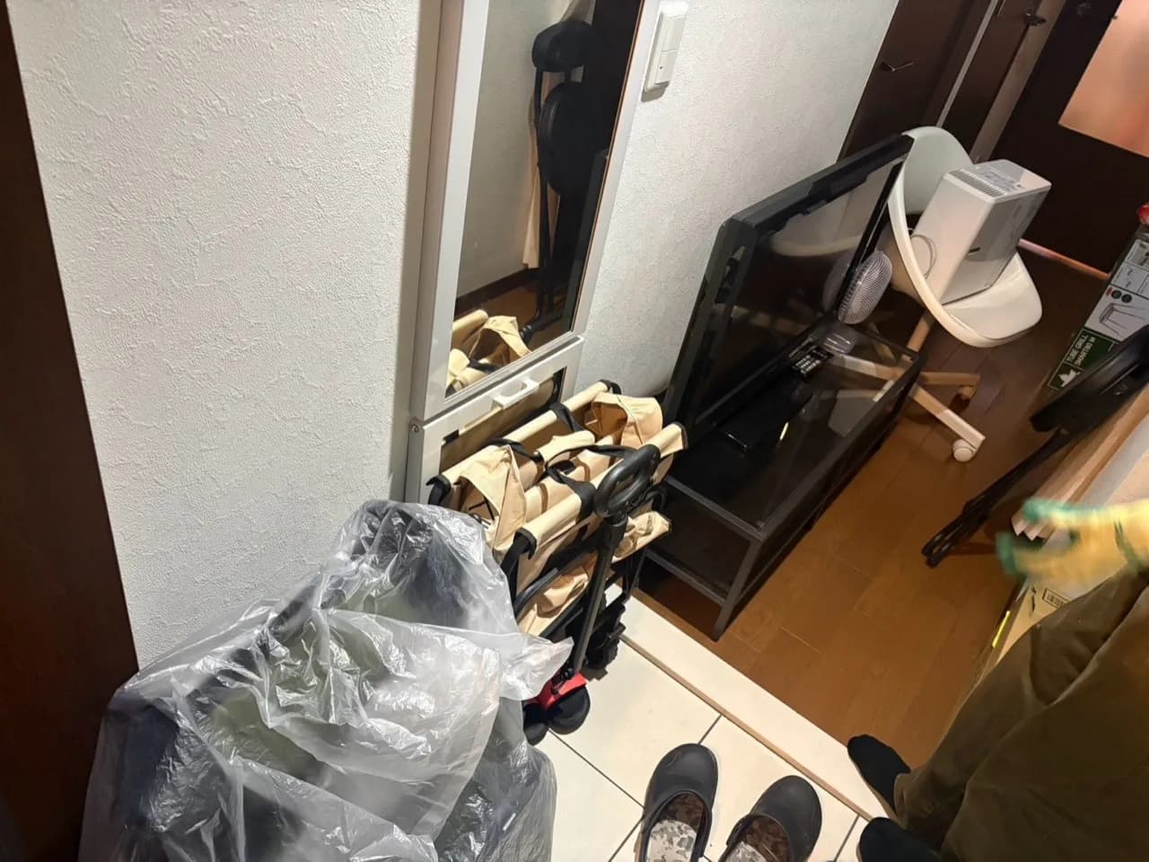 回収に向けてまとめられたテレビや椅子、折りたたまれた用品など