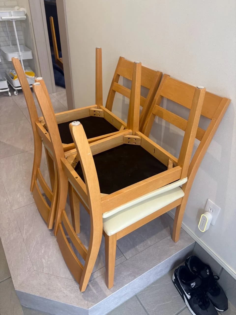 玄関にまとめた木製のダイニングチェア