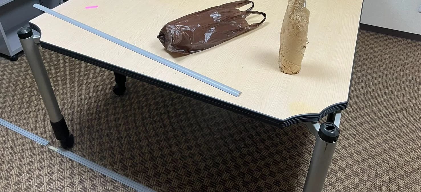 曲線のある天板を備えた事務机の天板・脚部