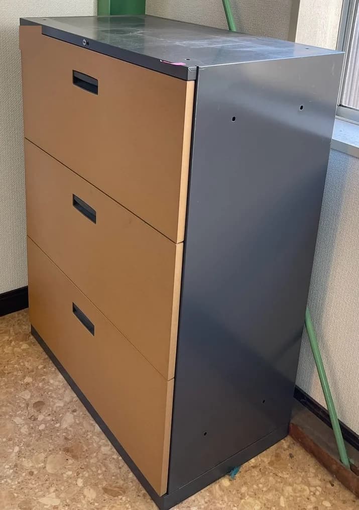 3段の引き出しを備えた収納家具