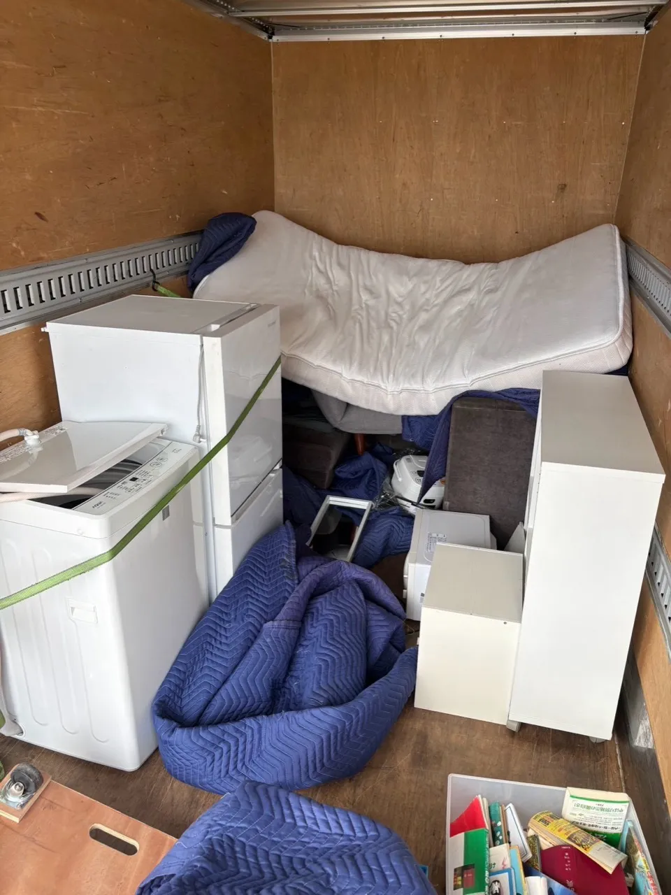 トラックの荷台に積まれた冷蔵庫・洗濯機・家具など
