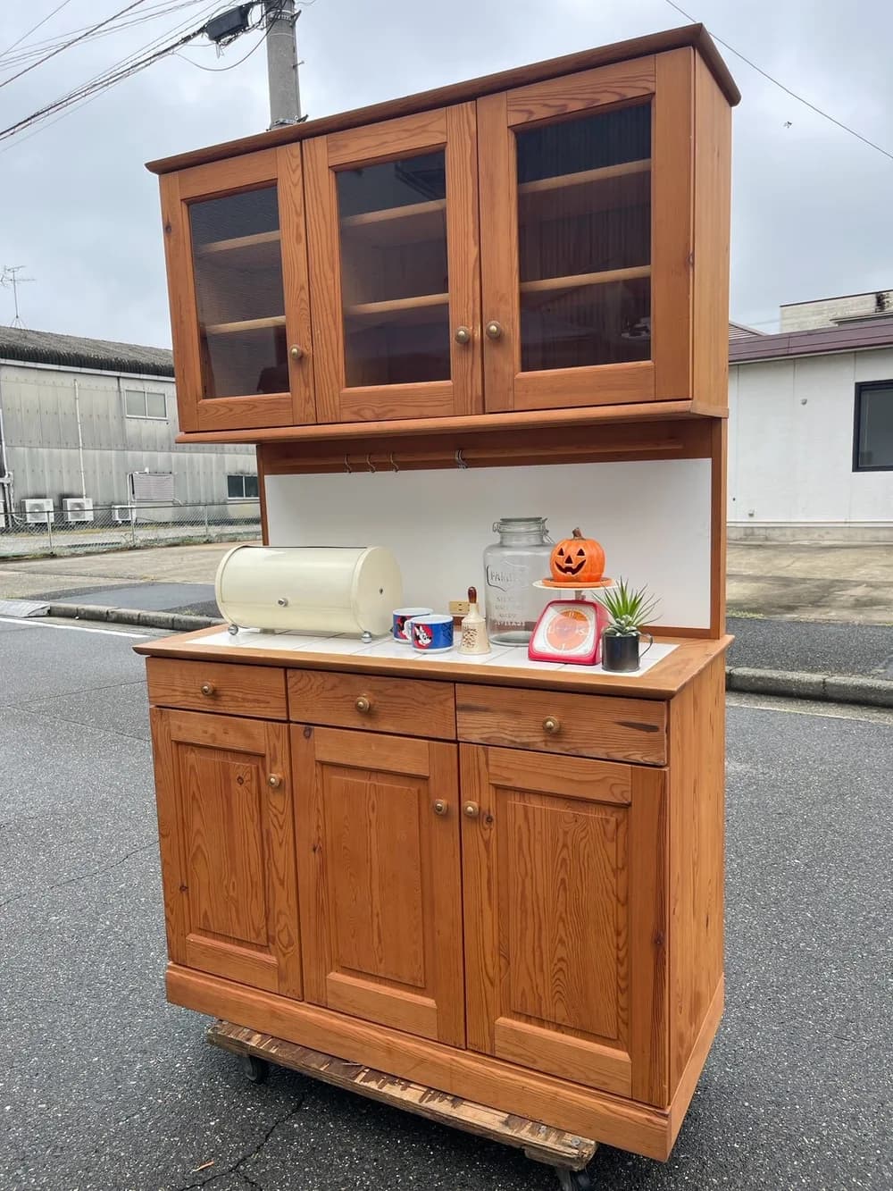 オーナー提供の取扱品写真：食器棚