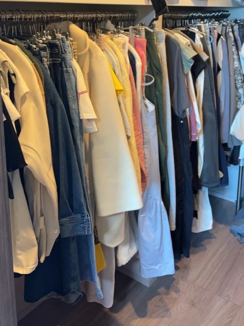 ハンガーに掛けられた洋服
