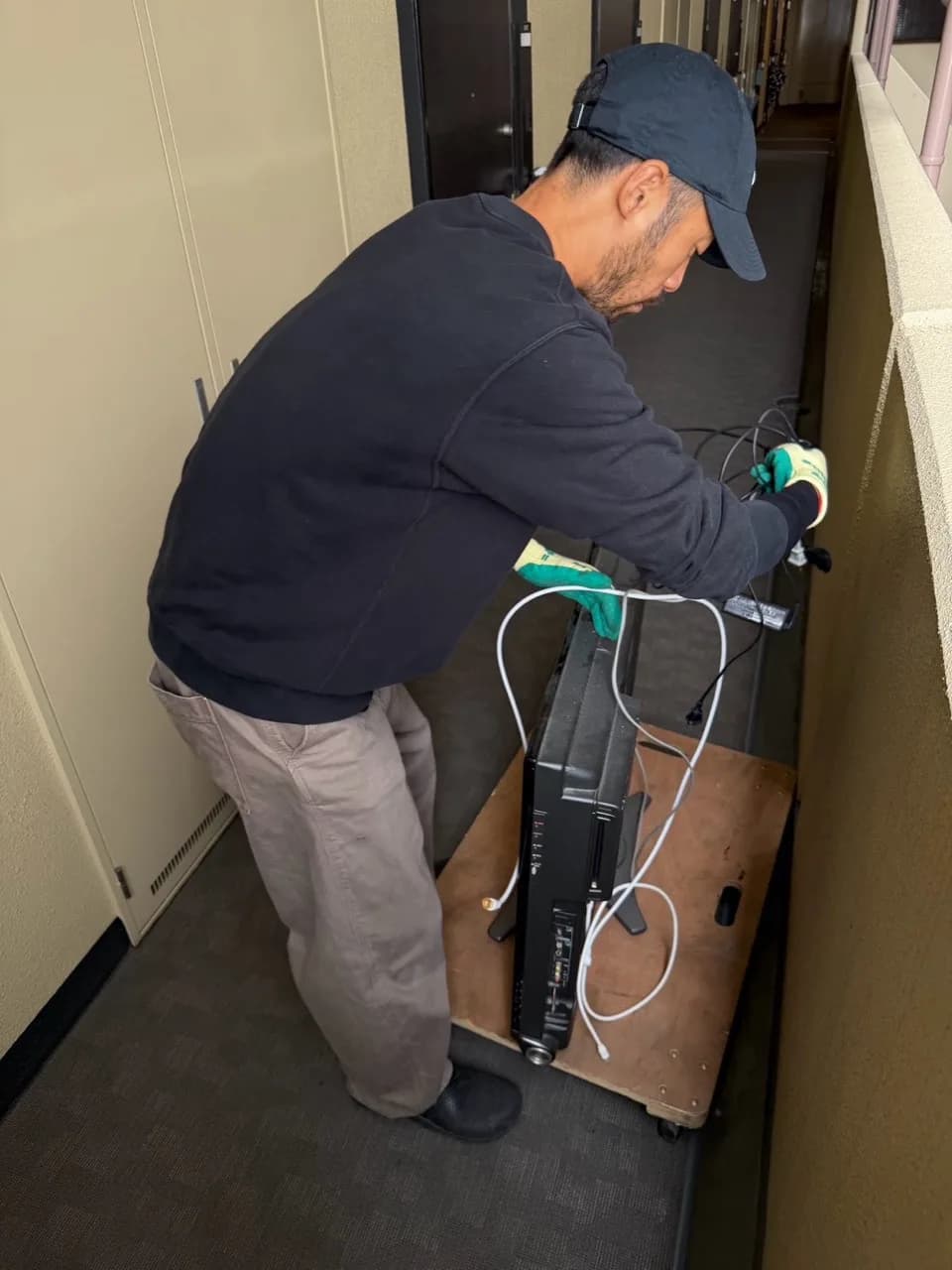 名古屋市千種区でテレビを台車に載せるスタッフ