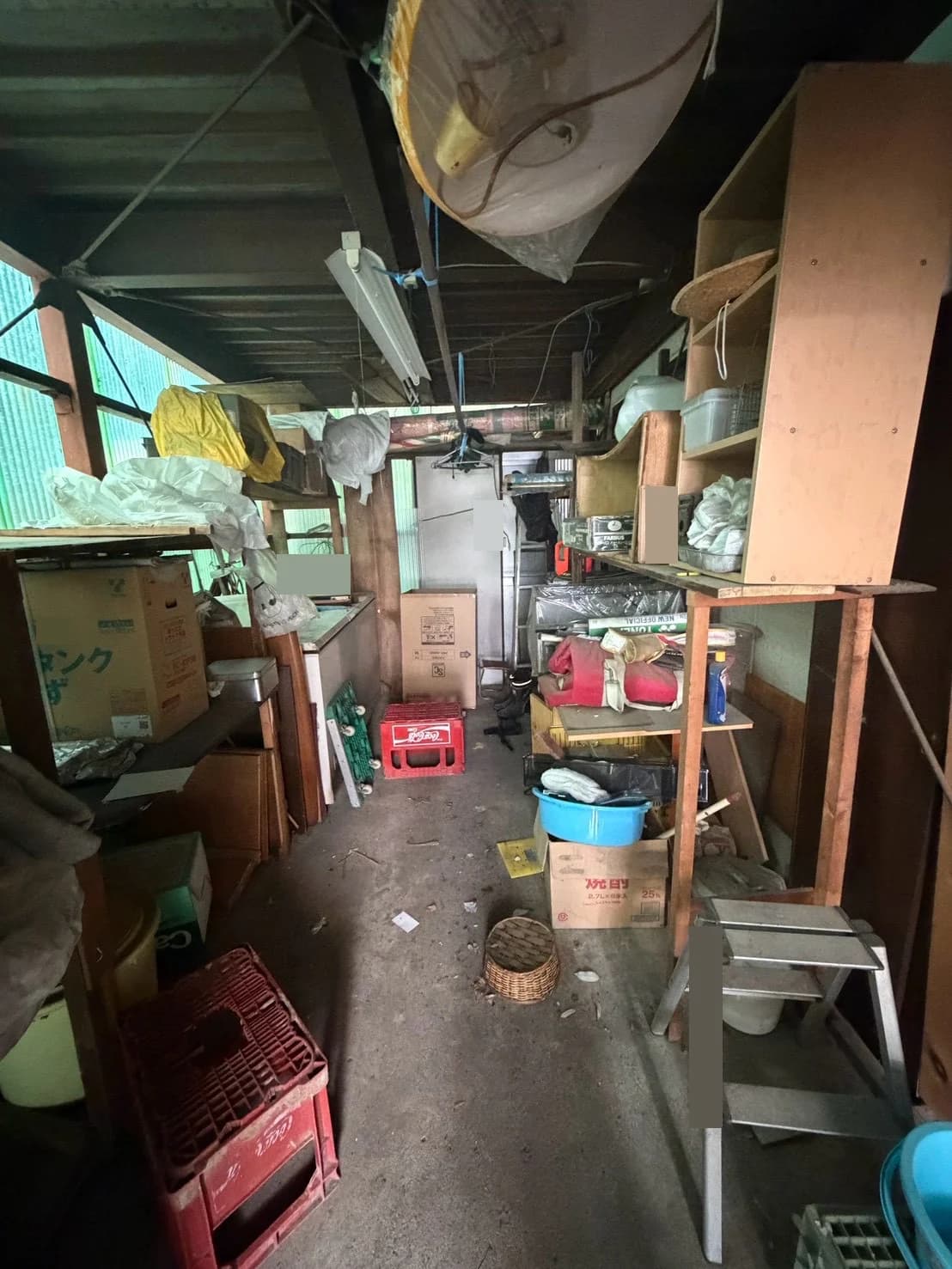 棚や箱、家具、脚立などが並ぶ保管スペース