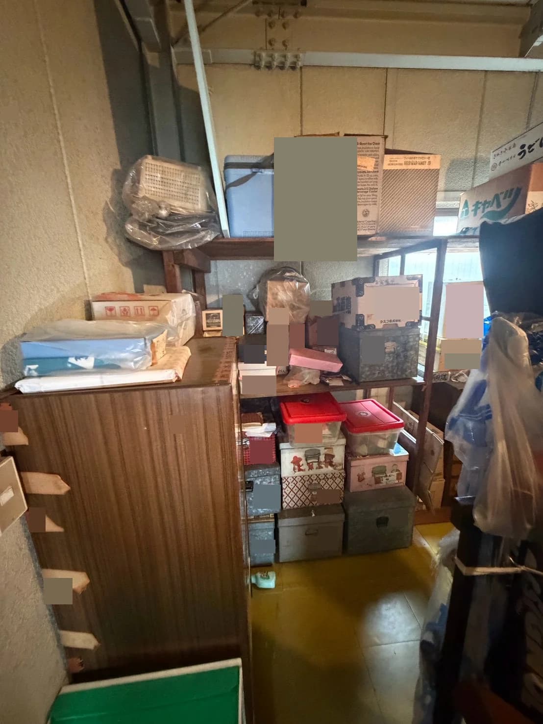 木製家具や棚に並べられた箱、収納ケース、生活用品