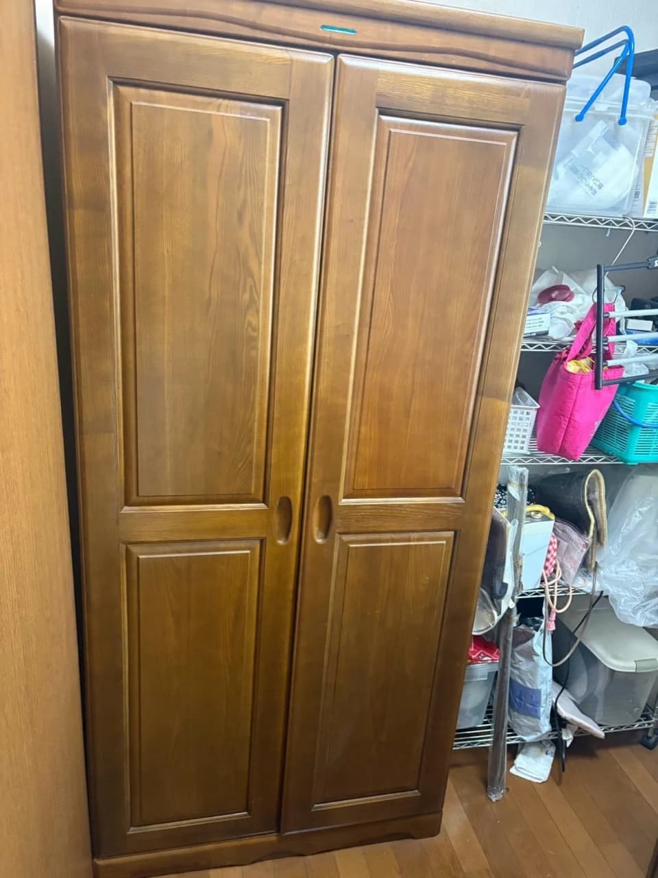 搬出前の背の高い木製収納家具