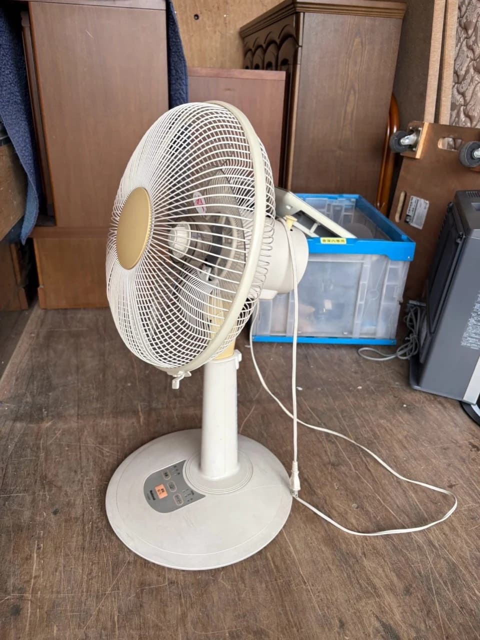 家具や家電とともに荷台に積み込んだ扇風機