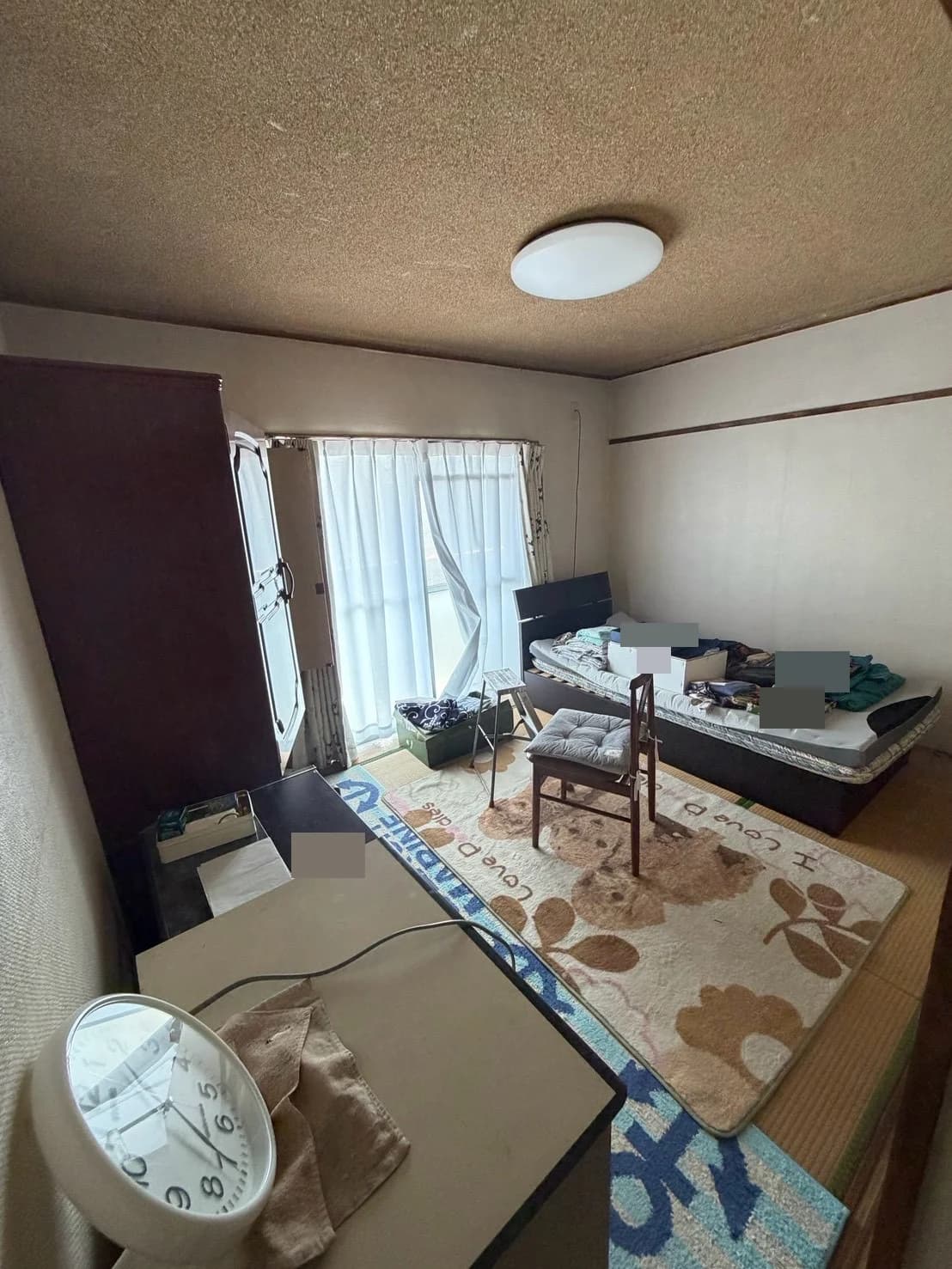 ベッド、収納家具、椅子などが置かれた室内
