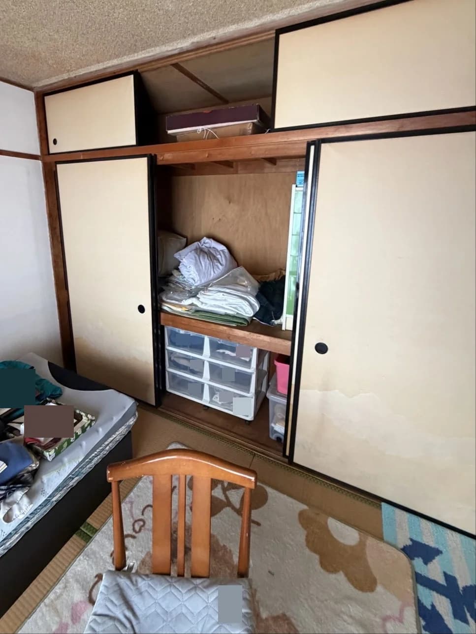 押し入れに収められた寝具や引き出し式の収納ケース