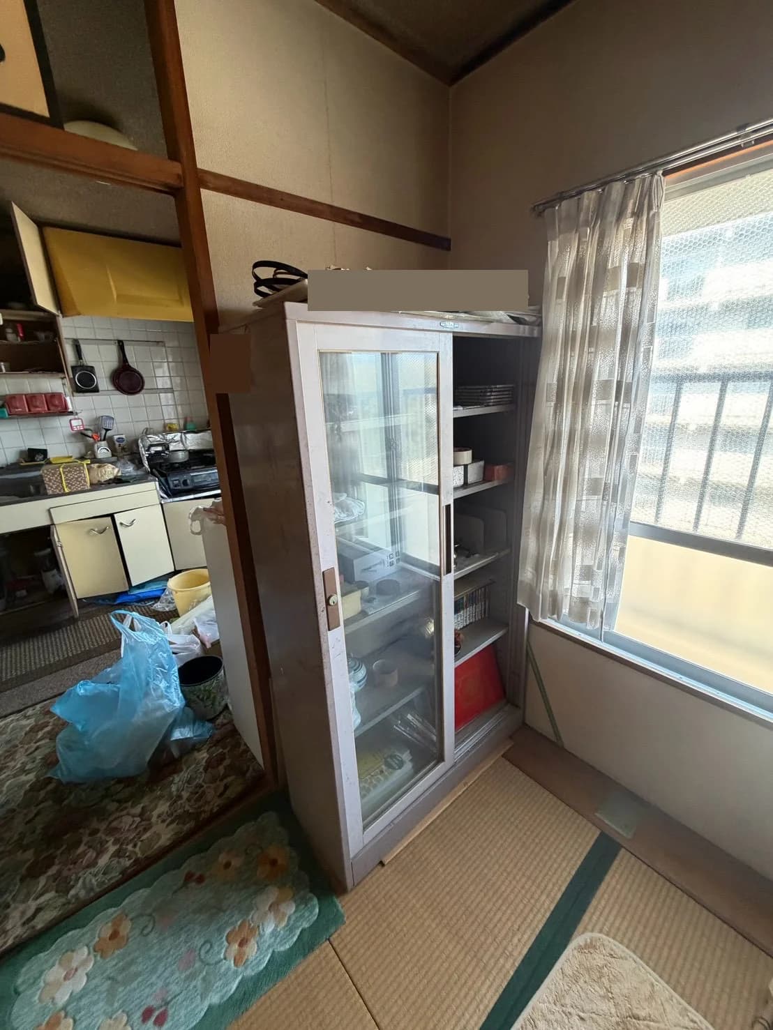 食器や本などが収められたガラス扉の収納家具