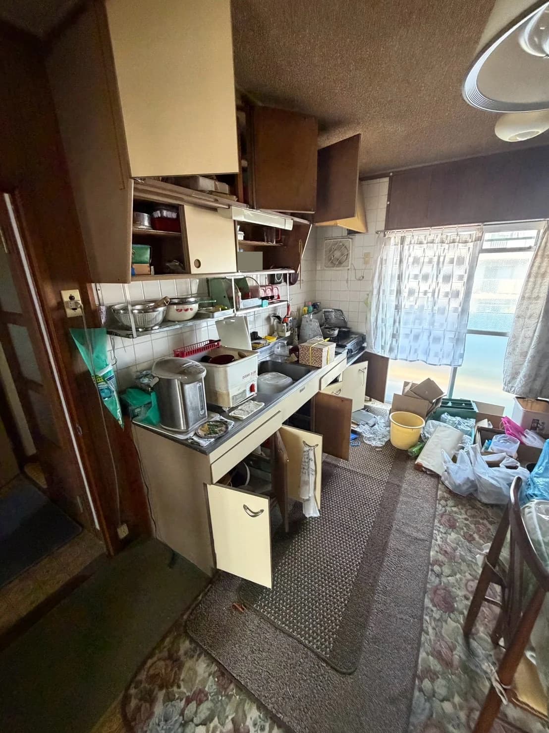 台所の流し台、収納棚、調理器具や生活用品