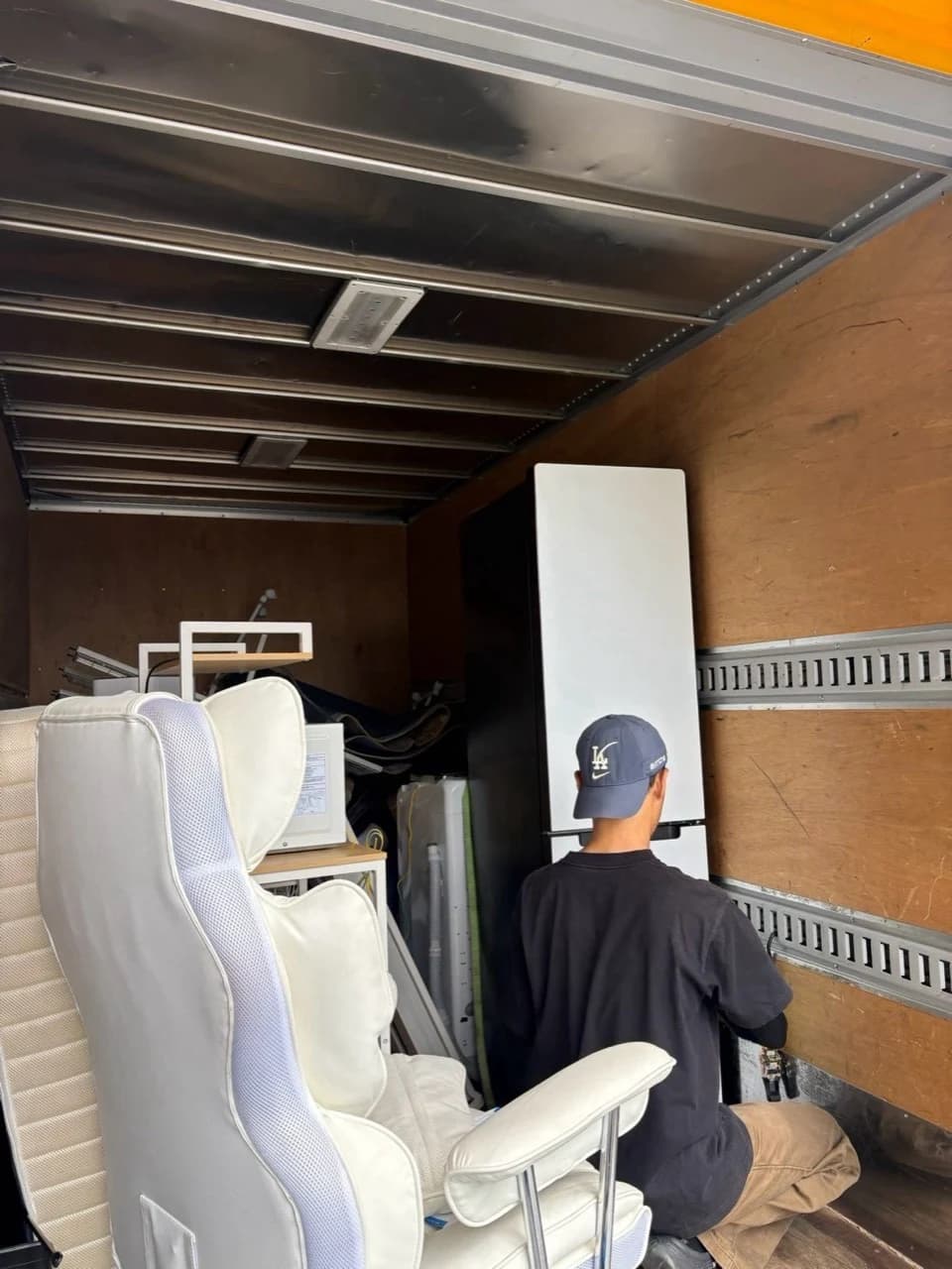 冷蔵庫と家具を積み込んだ荷台での作業