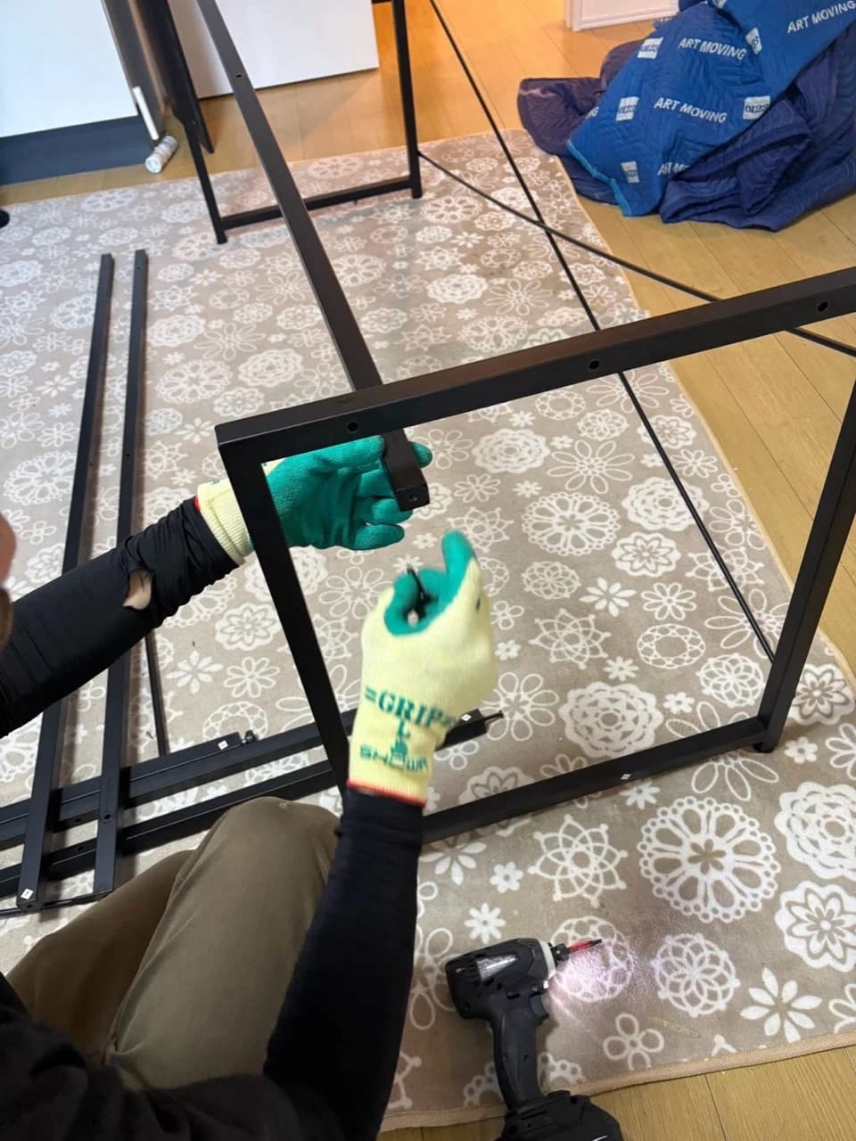 工具を使い、金属フレームを解体する様子