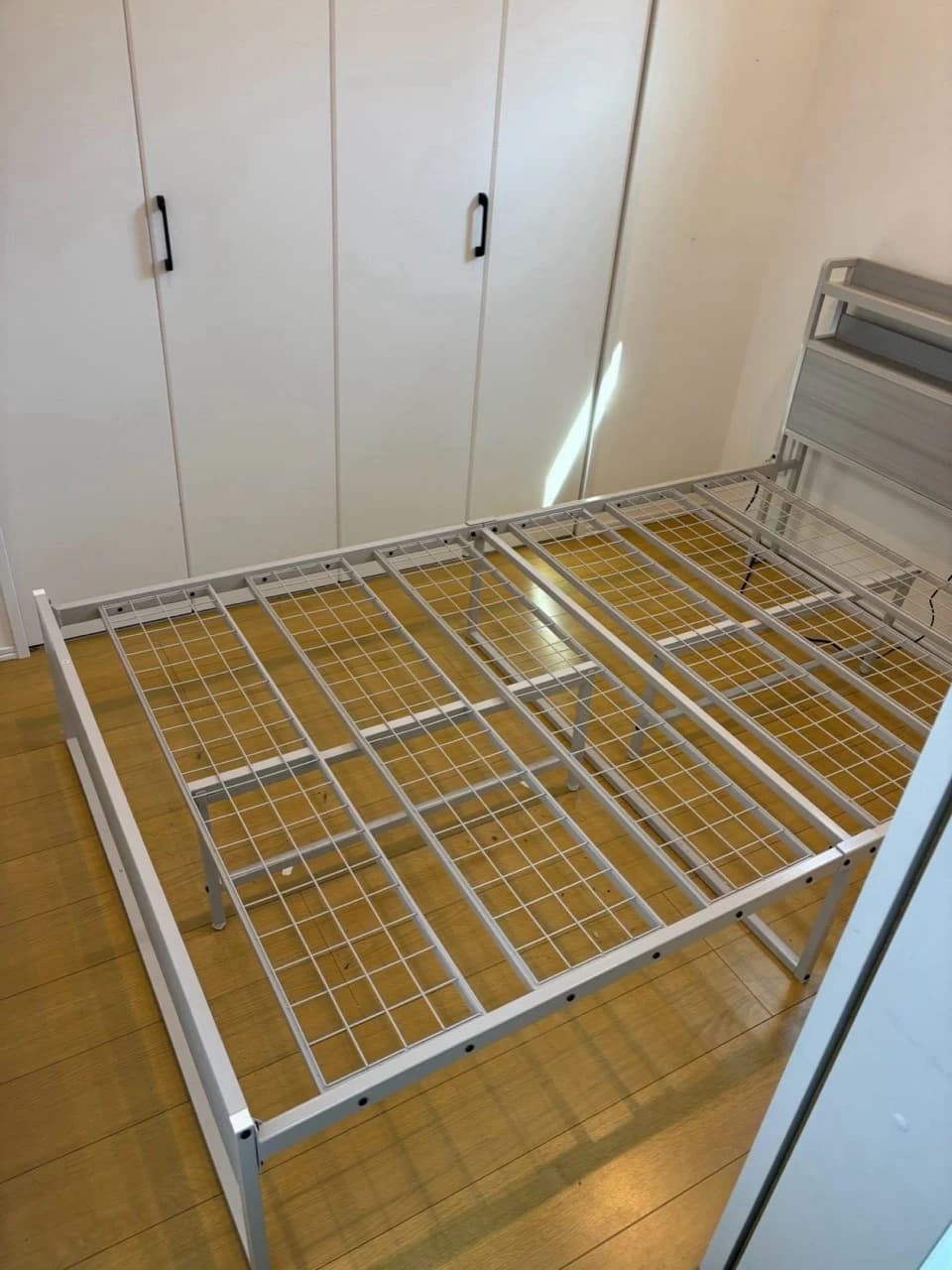 寝具を外した状態のベッドフレーム