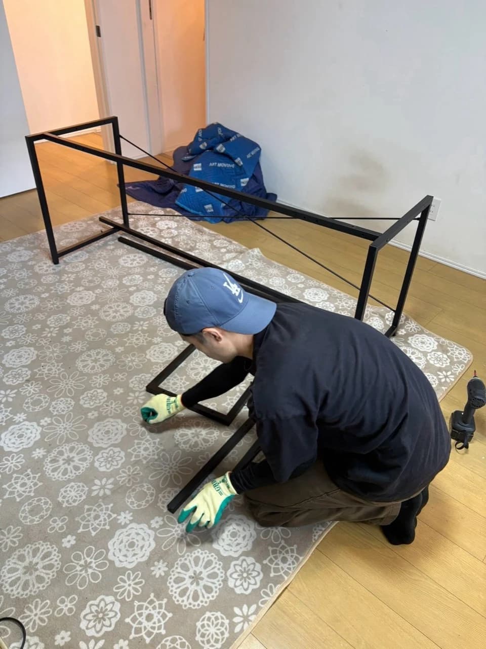 分解したフレームの部材を扱う様子