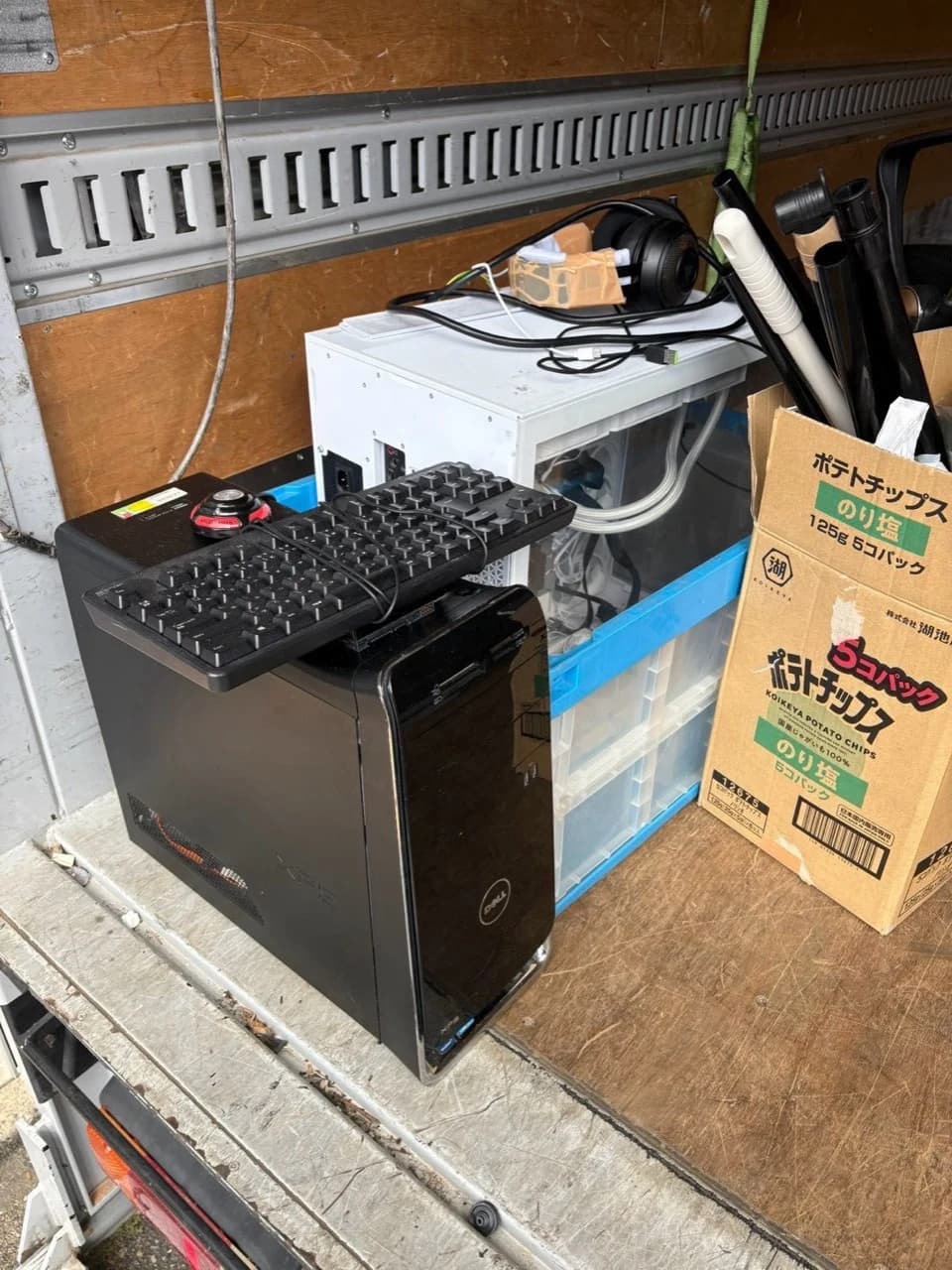 荷台に積み込まれたパソコン本体や周辺機器