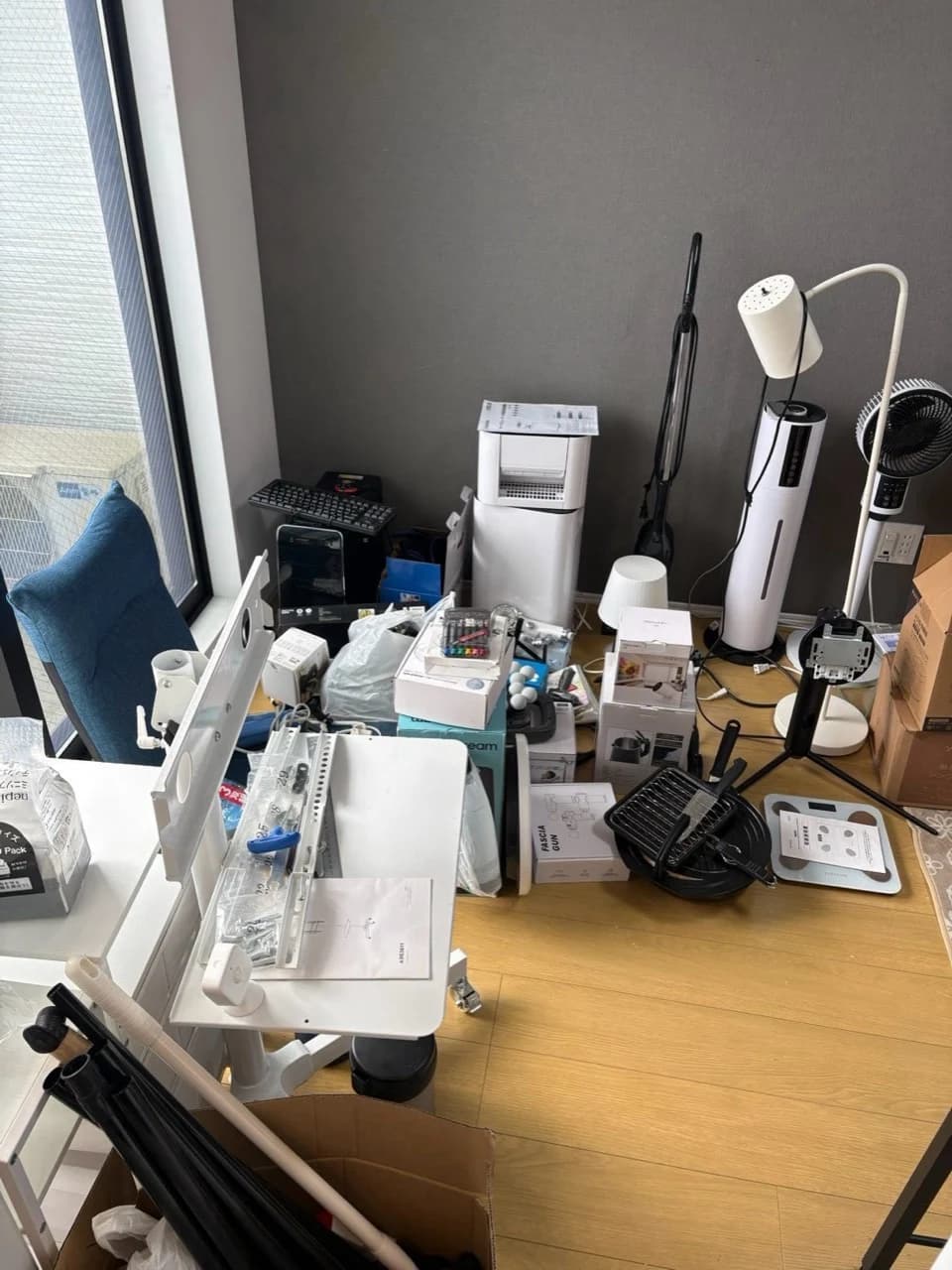作業前:窓際に置かれた家電や生活用品