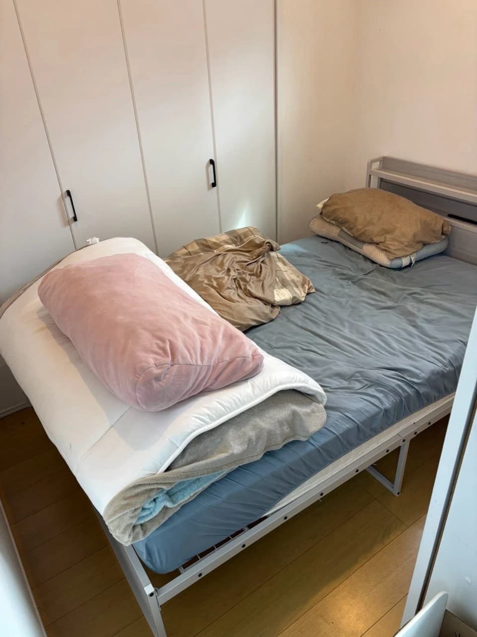 作業前:ベッドと寝具が置かれた寝室