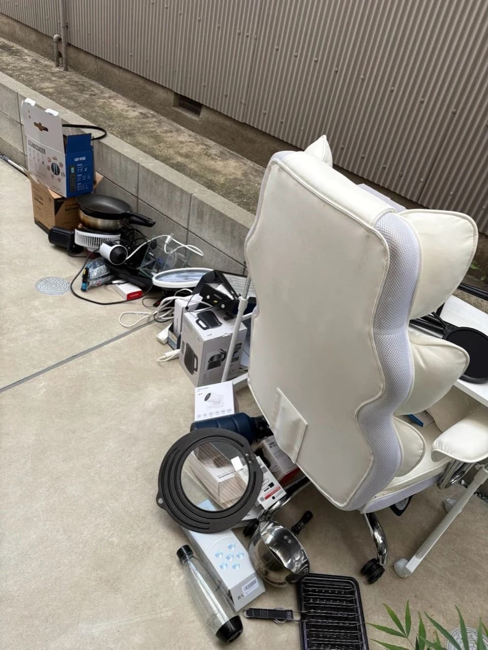 屋外へ搬出した椅子、生活用品、小型家電