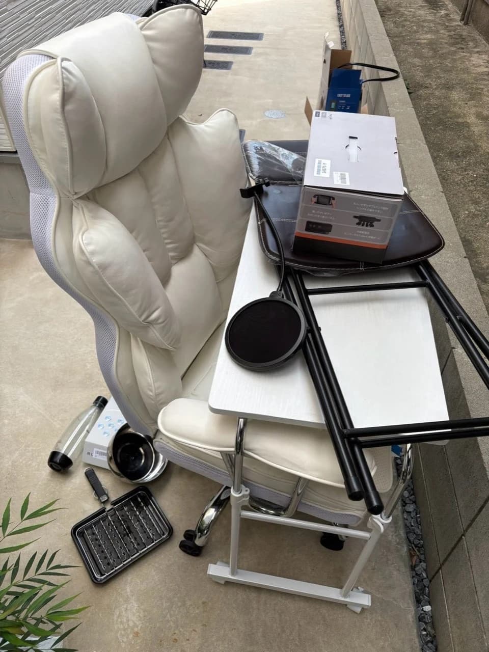 搬出した椅子と家具の部材