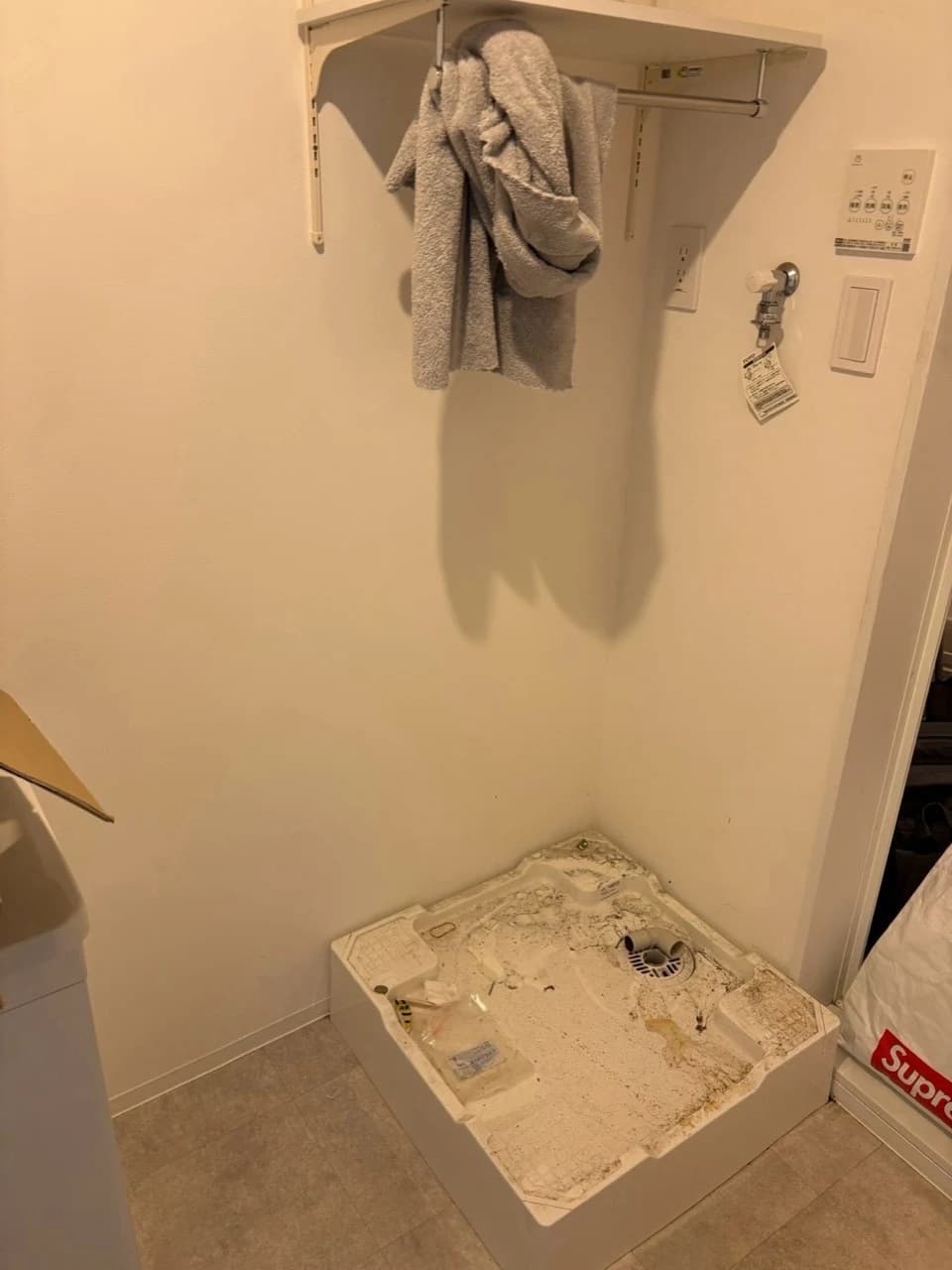 洗濯機を搬出した後の洗濯機置場。清掃完了を示す写真ではありません