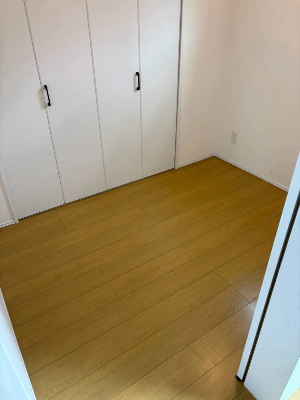 作業後:ベッドと寝具を搬出した寝室