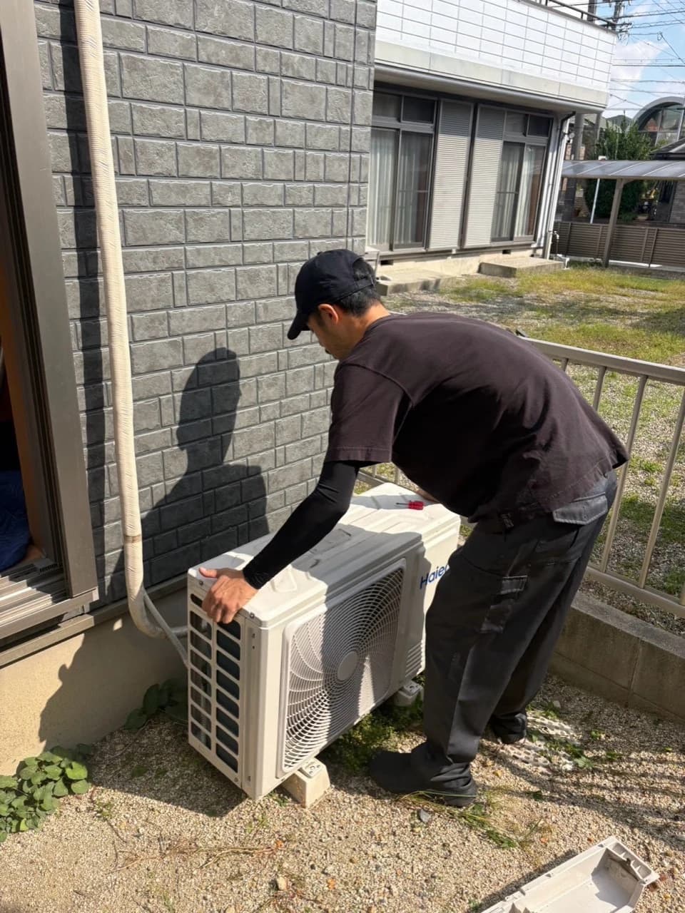 室外機まわりで作業するスタッフ