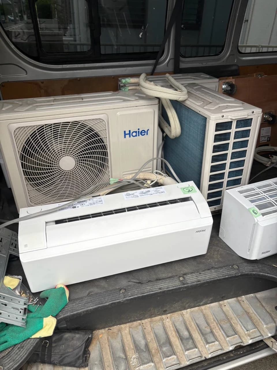 車内に積んだエアコンの室内機と室外機