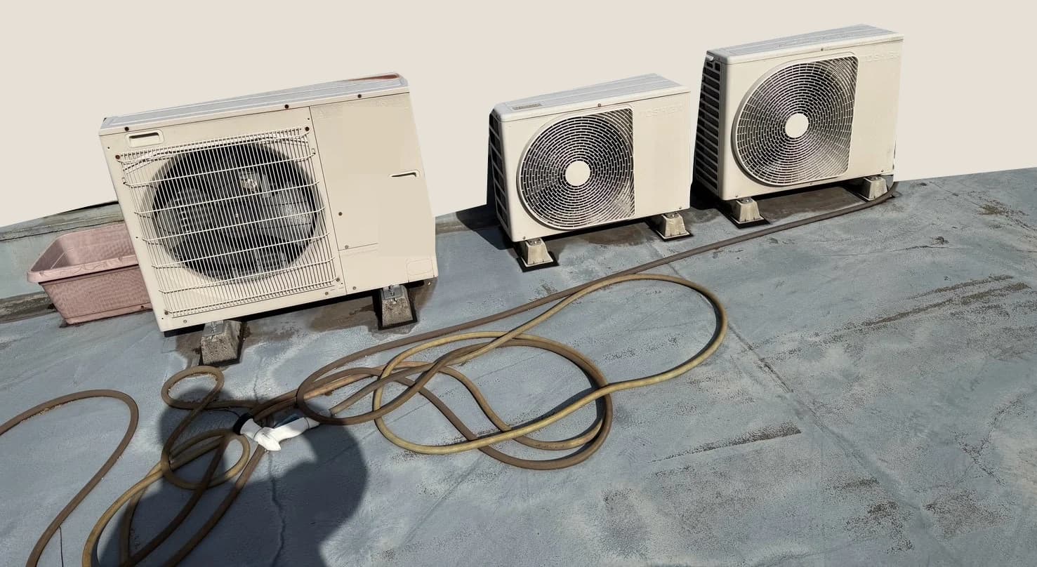屋上に設置された空調機器の室外機。周辺景観は秘匿処理済み