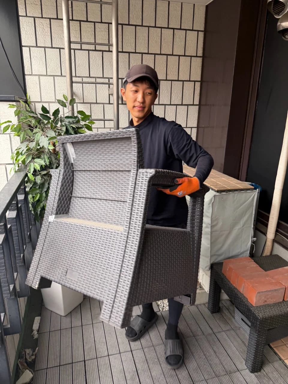 椅子を持つスタッフの正面からの様子
