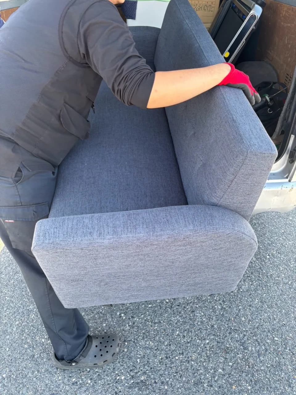 名古屋市中川区でスタッフがソファを車両に積み込む様子