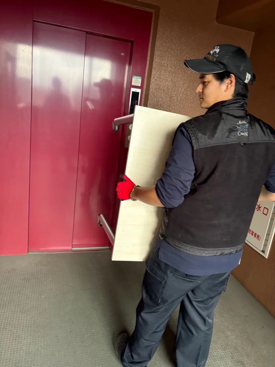 エレベーター前でテーブルを運ぶスタッフ