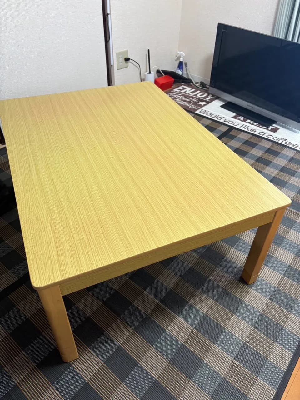 現場で撮影した木製テーブルの全体